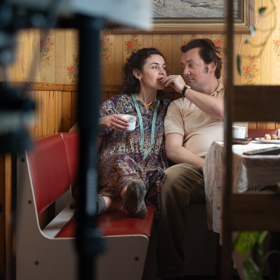 Petr Lněnička a Sarah Haváčová hrají  v seriálu Metoda Markovič: Straka manžele.