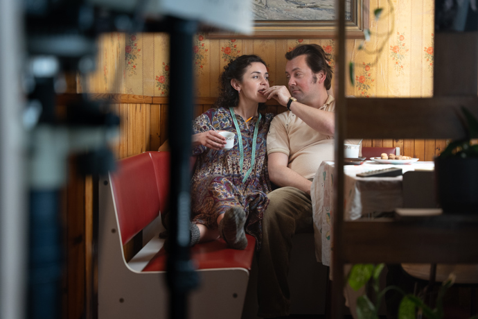 Petr Lněnička a Sarah Haváčová hrají  v seriálu Metoda Markovič: Straka manžele.