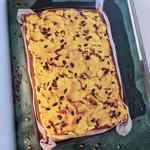 Dýňová kefírová buchta s kořením, posypaná dýňovými semínky. 