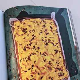 Dýňová kefírová buchta s kořením, posypaná dýňovými semínky. 