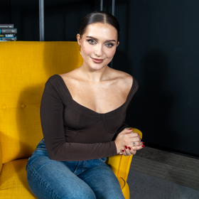 Maria Zhutíková v pořadu eXtra Host.