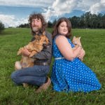 Klára Nevečeřalová vystupuje v pořadu Kočka není pes s Rudolfem Desenským.