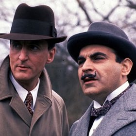 Hercule Poirot v podání Davida Sucheta, na snímku s Hughem Fraserem v epizodě Křížový král.