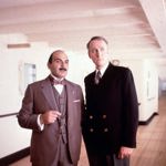 David Suchet a Hugh Fraser v populárním seriálu Hercule Poirot, epizoda Milionová loupež.