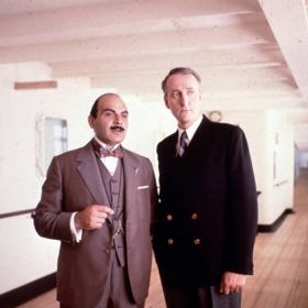 David Suchet a Hugh Fraser v populárním seriálu Hercule Poirot, epizoda Milionová loupež.