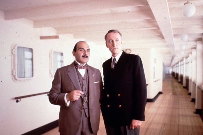 David Suchet a Hugh Fraser v populárním seriálu Hercule Poirot, epizoda Milionová loupež.
