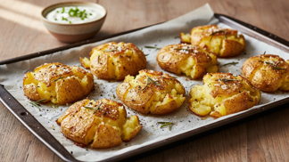 Brambory na bouchačku: jednoduchý trik, díky kterému jsou uvnitř jemné a na povrchu křupavé