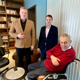 Miloš Zeman měl zajímavou návštěvu. Přinesla i KFC.