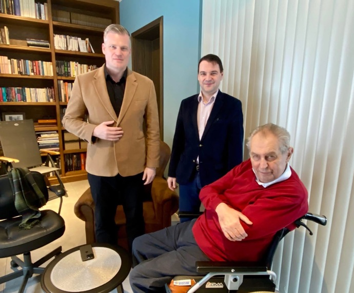 Miloš Zeman měl zajímavou návštěvu. Přinesla i KFC.