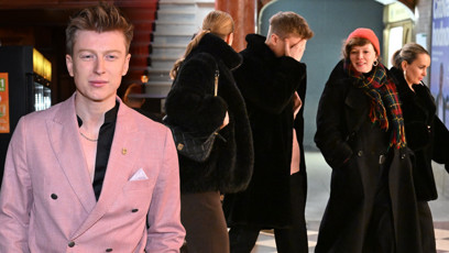 FOTO: Adam Mišík odcházel z premiéry hned se třemi kráskami.