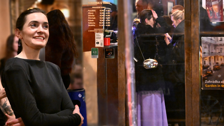 Sarah Haváčová na premiéře.