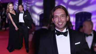 Nejelegantnější outfit kulturistky Věry Mikulcové: Na ples v Brně dorazila ve slušivém černobílém smokingu