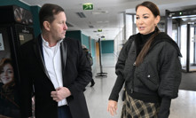 Značně nasupený Soukup a vysmátá Hanychová. Soudní bitva expartnerů pokračuje 