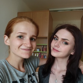 Shining Ája a Adéla Doležalová byly kamarádky.