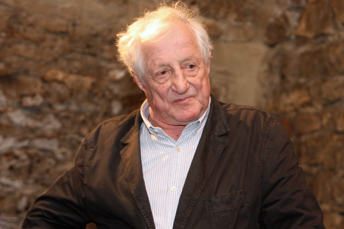 Zpěvák Pavel Bobek si užíval do čtyřiceti... příčinou jeho rozchodu s krásnou Andreou Čunderlíkovou, jež se nesmazatelně zapsala do paměti televizních diváků jak sestřička Ina ze seriálu Nemocnice na kraji města, se rozešel kvůli striptýzu, který si nenechal ujít na plese.