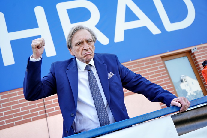 Pavelka si zahrál majitele fotbalového klubu Vyšehrad. 