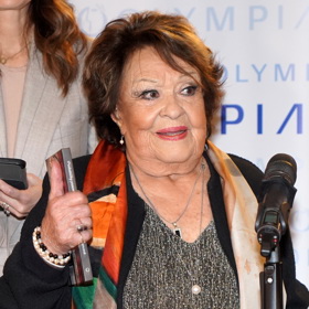 Herečka Jiřina Bohdalová se narodila 3. května 1931. Zkušenosti s hraním získávala už jako dítě, její maminka se věnovala ochotničení. Na DAMU byla přijata až na třetí pokus, ale její talent byl nesporný.