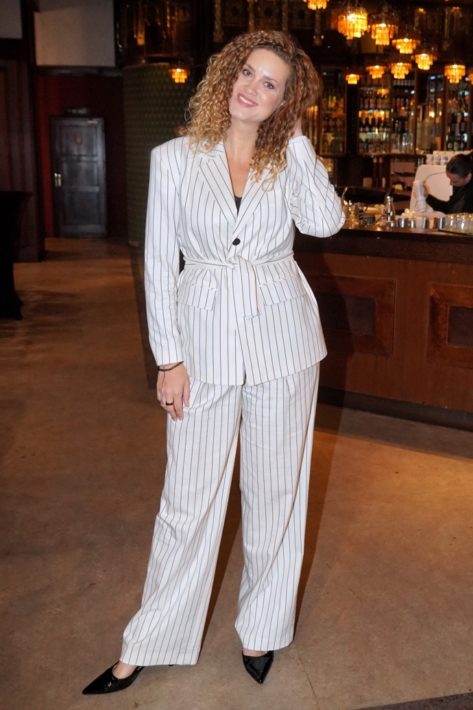 Moderátorka Kateřina Pechová oblékla bílý kalhotový kostýmek s černými vertikálními pruhy. 