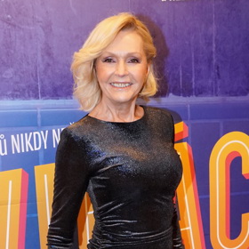 Zpěvačka na premiéru oblékla lesklé černé šaty s dlouhým rukávem, které obepínaly její bezchybnou postavu. 