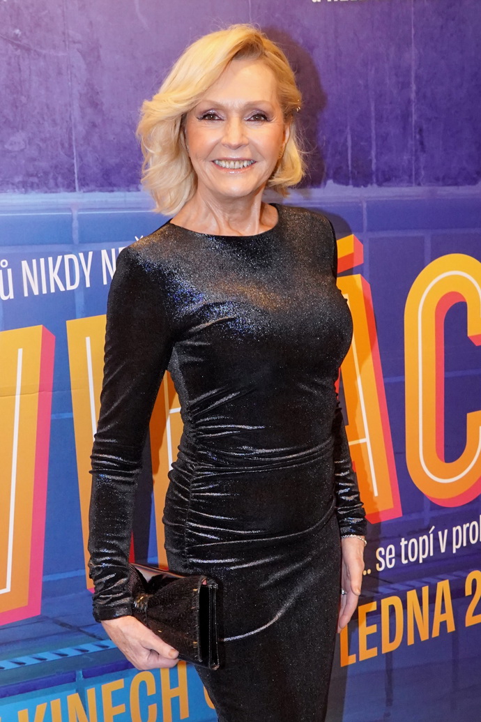 Zpěvačka na premiéru oblékla lesklé černé šaty s dlouhým rukávem, které obepínaly její bezchybnou postavu. 