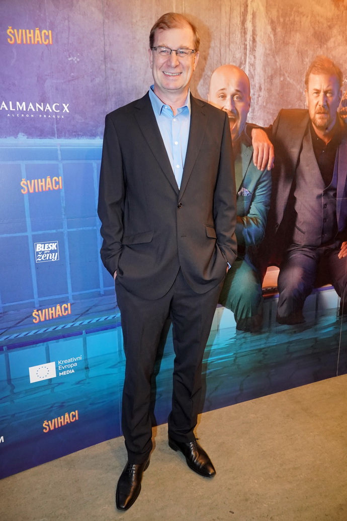 Martin Pechlát na premiéru přišel v klasickém černém obleku doplněném o bledě modrou košili. 