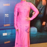 Erika Stárková vynesla neonově růžové šaty s dlouhým rukávem, které ji kompletně zahalily.