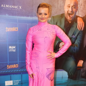 Erika Stárková vynesla neonově růžové šaty s dlouhým rukávem, které ji kompletně zahalily.