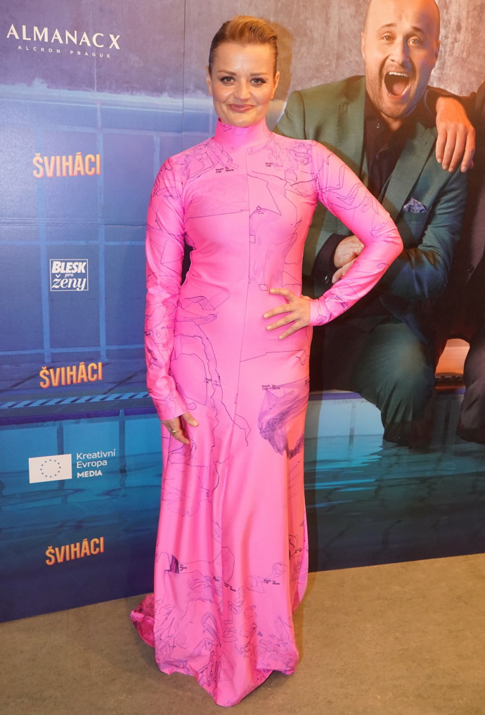 Erika Stárková vynesla neonově růžové šaty s dlouhým rukávem, které ji kompletně zahalily.