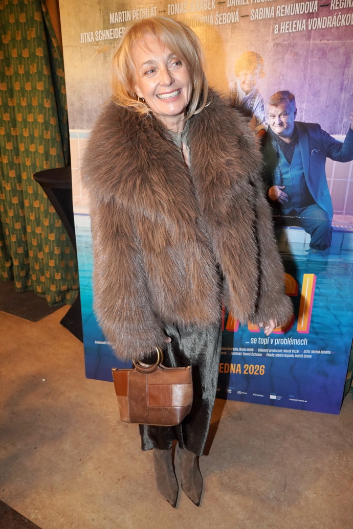 Veronika Žilková přišla na premiéru v nepřehlédnutelném hnědém kožíšku. Doplnila ho hnědou kabelkou. 