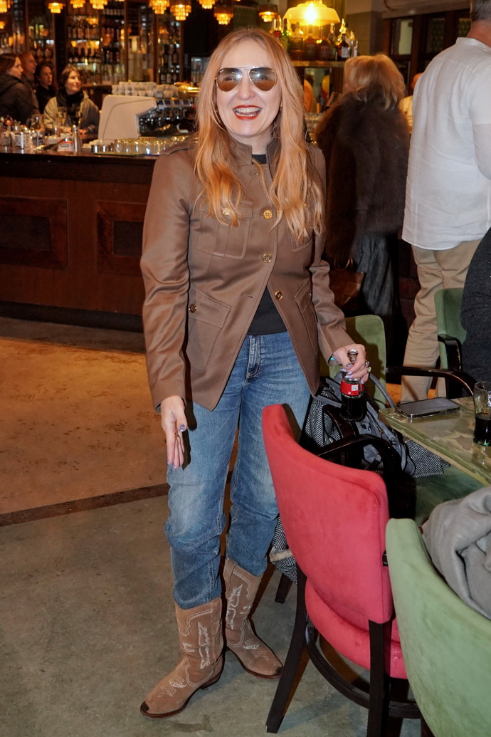 Kateřina Žbirková přišla v džínách a hnědé bundě, nechybí její oblíbené sluneční brýle. 