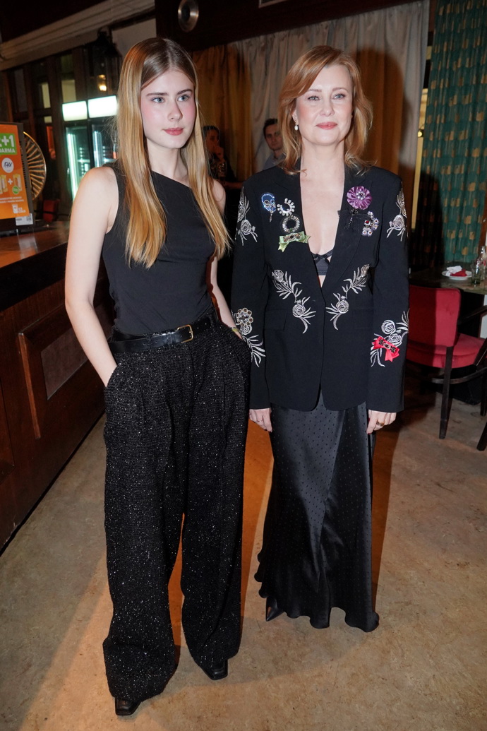 Doprovod dělala Jitce Schneiderové dcera Sofie Anna Švehlíková v černém topu a blyštivých kalhotách.