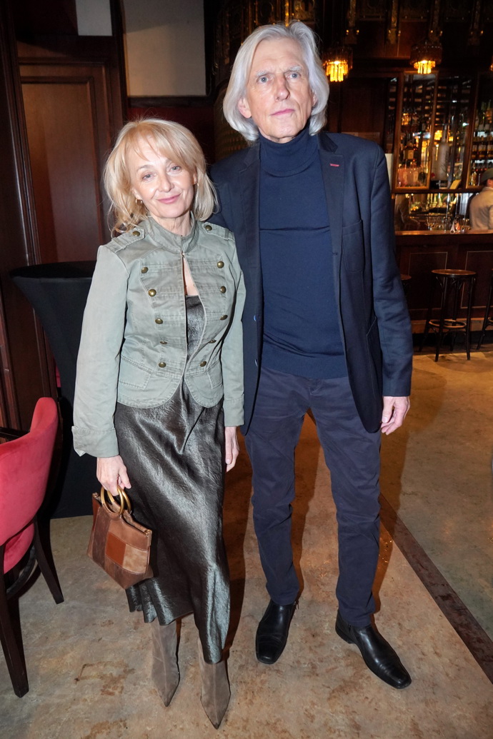 Herečka oblékla tmavě zelené šaty z lesklého materiálu doplněné o khaki sako a semišové kozačky. 