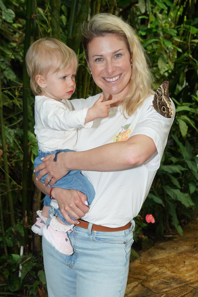 Beu zaujal motýl, který mámě přistál na rameni.