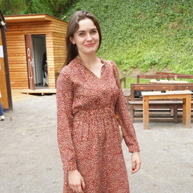 K šatům nazouvá mladá herečka hravé tenisky. 