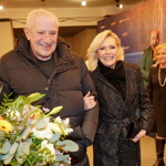 Helena Vondráčková přišla v tmavě šedém vlněném kabátu za doprovodu manžela Martina Michala.