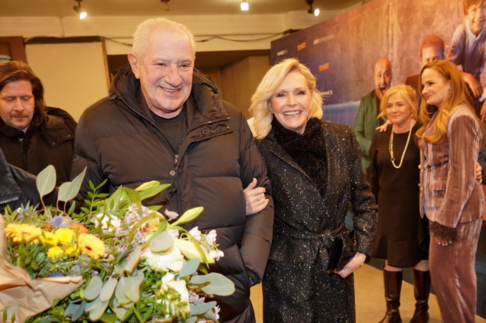 Helena Vondráčková přišla v tmavě šedém vlněném kabátu za doprovodu manžela Martina Michala. 