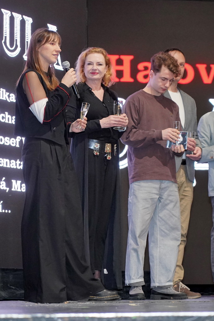 Marcela Karleszová Hesová po boku syna Oskara Hese. 