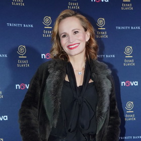 Monika Absolonová říká, že ji každé ráno budí budík, takže změnu času tolik neřeší. Mrzí ji ale, že její synové musí absolvovat všechny tréninky potmě.