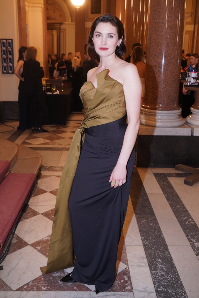 Sarah zvolila dvojbarevné korzetové šaty atypického střihu. 