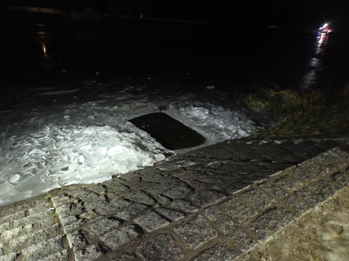 Policie zachraňovala dvě dívky, topící se ve Vltavě.
