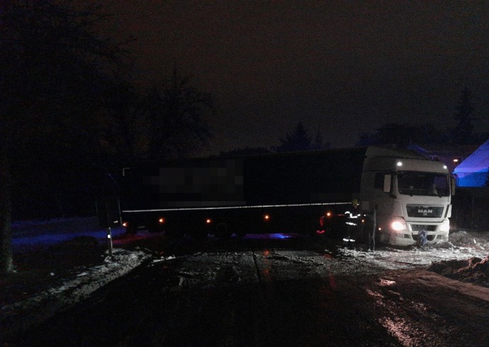 Ledovka potrápila řidiče ve Středočeském kraji.