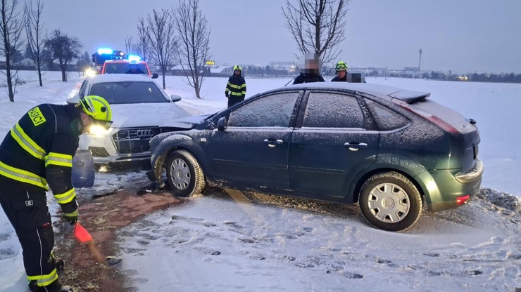Hasiči museli řešit několik nehod.