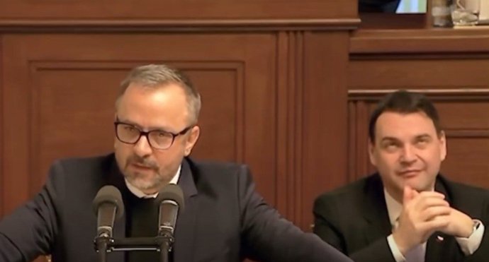 Petr Macinka se poškleboval za řečnickým pultíkem. 