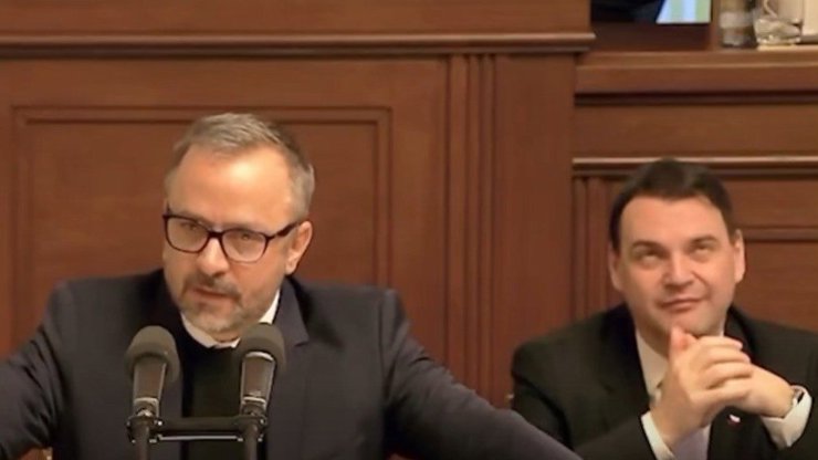 Petr Macinka se poškleboval za řečnickým pultíkem. 