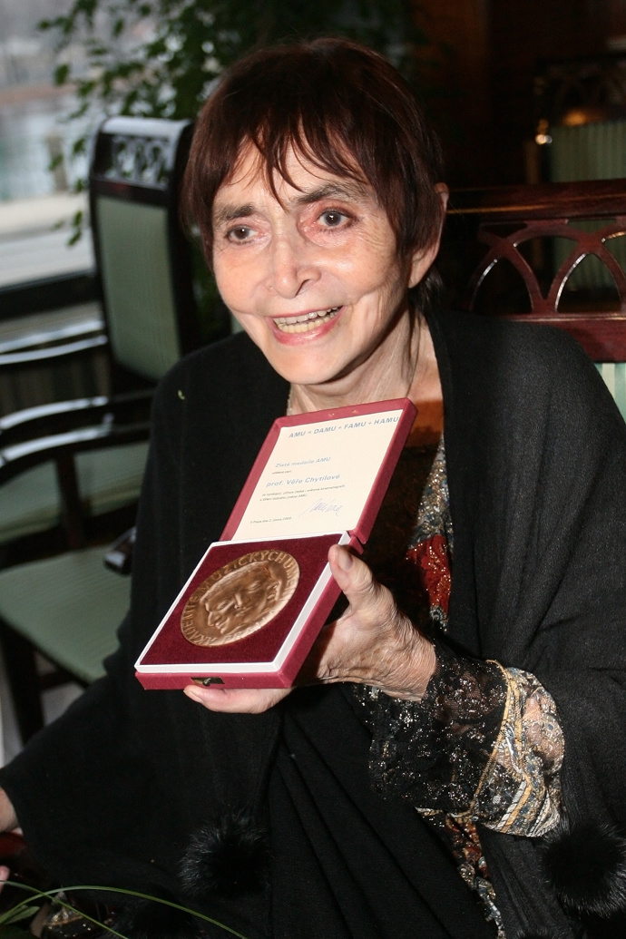 Režisérka Věra Chytilová s medailí Za zásluhy I. stupně.