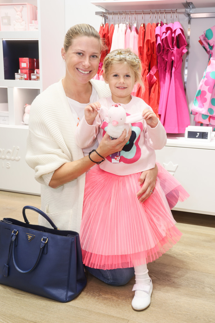 Jak říká Andrea, Isabellka po ní zdědila tvrdohlavost, ale také jistou dávku lásky ke společenským událostem.