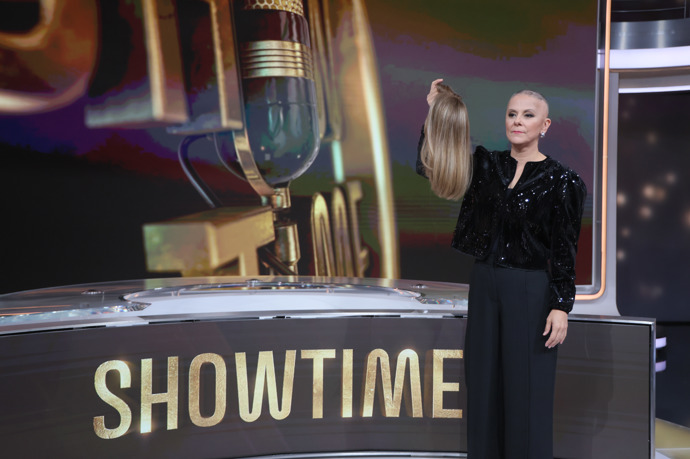 Dnes už Laďka moderuje s parukou i bez - zřejmě podle aktuální nálady. 