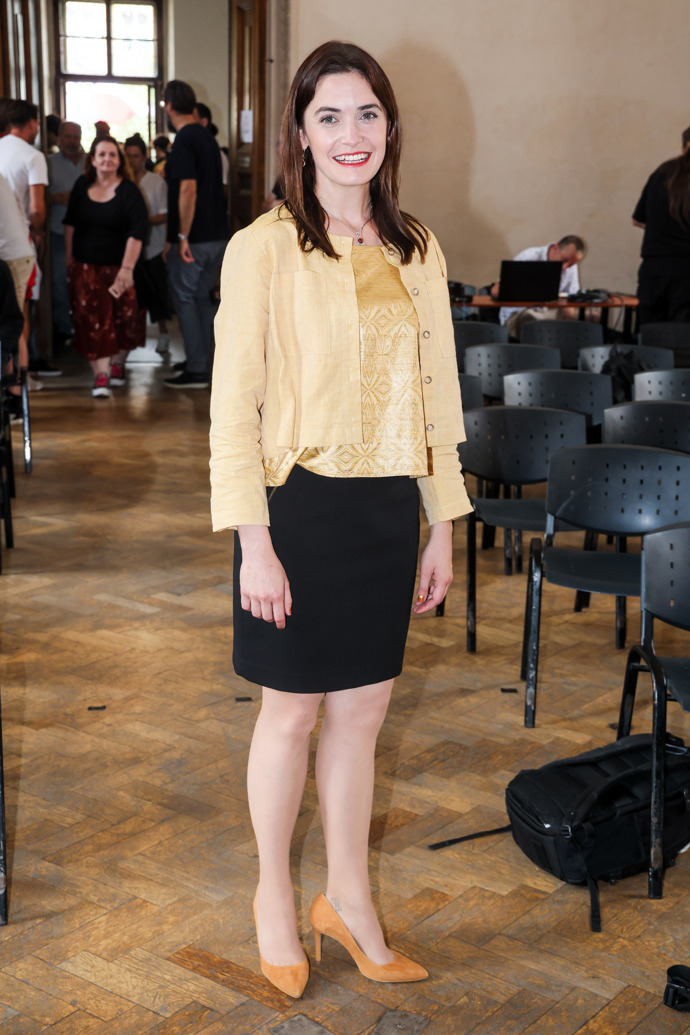 Na prezentaci filmu o Bedřichu Smetanovi oblékla pastelově žlutou halenku a svetřík. 