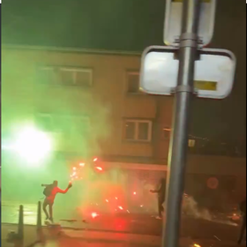 Lidé házeli po policistech dělobuchy.