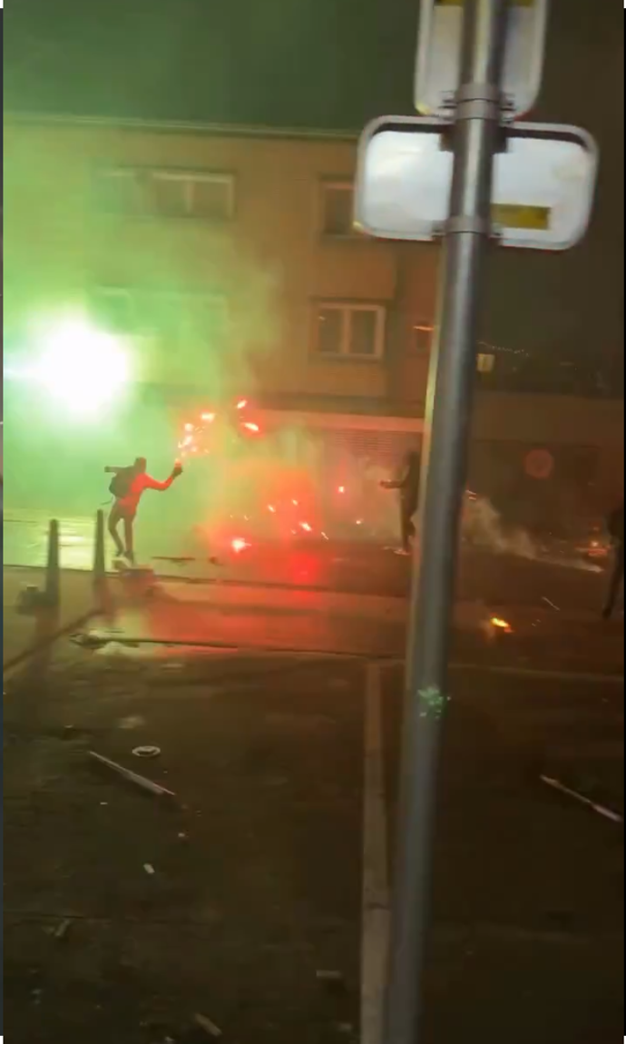 Lidé házeli po policistech dělobuchy.